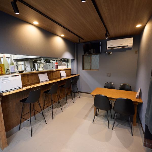 1階にはカウンター5席と4名掛けテーブルがあり、アットホームな雰囲気が魅力です!木の一枚板を使用したカウンターは、温もりを感じられ、居心地の良い空間を演出♪お一人様でのご来店も大歓迎ですので、お仕事帰りのサク飲みにもぜひお気軽にご来店ください!