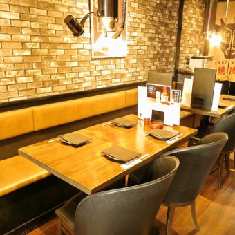 オシャレで落ち着いた空間なのに席が広い！貸切可能で,ソファー席があるのもうれしい！着席の場合最大35名様、立席の場合は最大50名様までご利用可能です。詳しくは気軽にお問い合わせください。