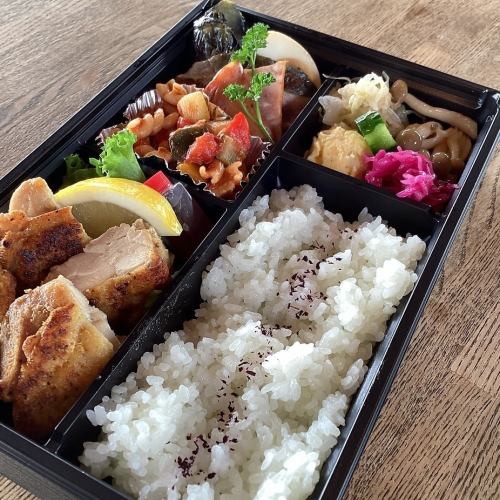 Tsukuba chicken grill and salmon salt koji grill lunch box + bottled tea included