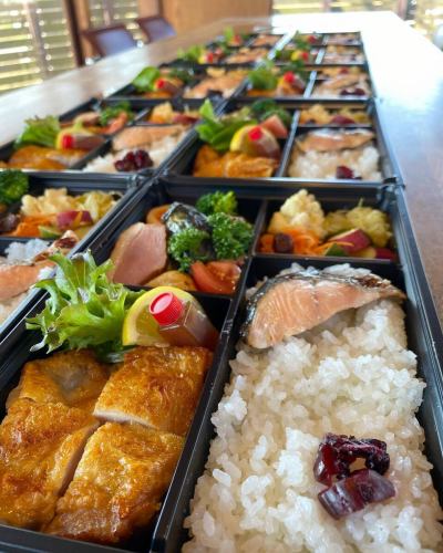 お弁当の内容が少し変更になりました！
「茨城県　つくば鶏→北海道　桜姫　に変更」
桜姫は肉質が柔らかく冷めても美味しいのでお弁当向きです。
「副菜はその都度変わりますが、頑張ってボリュームアップ致します！】
【桜姫鶏弁当 サーモン塩麹焼き弁当　2,160円】
ご注文は２日前のご予約制となります。
お渡し時間もご相談にて承りますます。　
ご注文お待ちしております！
#水戸市お弁当 #テイクアウト弁当 #テイクアウトランチ #テイクアウトグルメ #テイクアウトご飯 #水戸弁当 #水戸ロケ弁 #高級弁当 #BRASS#水戸ステーキ #水戸レストラン