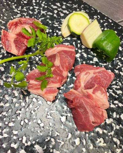 We are offering a combination of Australian Suffolk Cross Lamb and Grape Beef Sirloin for a limited time only during the lunch period! Suffolk Cross Lamb comes from a sheep with black fur on its face, and its low-calorie meat is tender and has no strong flavor.Grape beef is the highest quality black beef from the Riverina in Australia, and is long-grain fed for over 200 days.