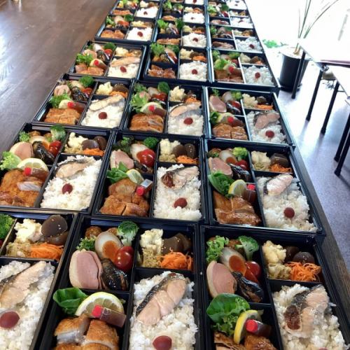 #水戸弁当 #水戸テイクアウト#桜姫 #桜姫鶏 #BRASS#水戸レストラン#チャコールステーキブラス 
AIによる概要
桜姫鶏（さくらひめどり）とは、日本ハムグループの日本ホワイトファームが生産する銘柄鶏で、透明感のある桜色の肉色と白上がりの脂肪、鶏独特の臭みが少ないこと、そしてビタミンEが豊富であることが特徴です。�
詳細:
肉色と脂肪:
桜姫鶏は、名前の通り、透明感のある桜色の肉色と、白く仕上がった脂肪が特徴です。�
臭み:
一般的な鶏肉に比べて、鶏肉特有の臭みが少ないとされています。�
ビタミンE:
ビタミンEの含有量が、通常の鶏肉の3倍以上と豊富です。�
飼育方法:
植物性主体の専用飼料を与えられ、平飼いで育てられます。�