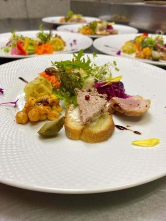 ディナーで一番初めに