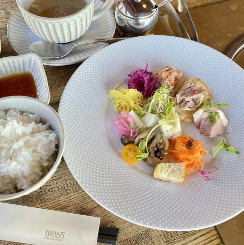 BRASSオリジナルのタレで！