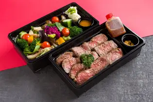 ステーキ重と彩りサラダ弁当【お茶付き(ペットボトル500ml)】