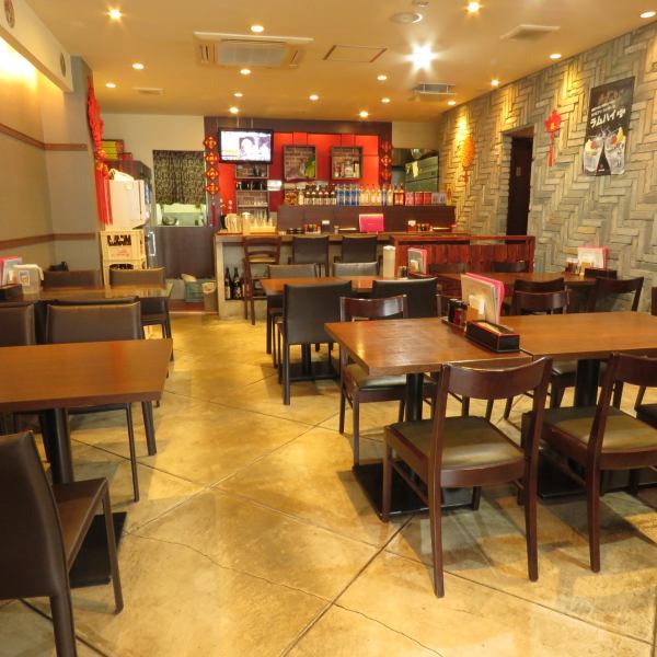 The bright and spacious interior has a warm and cozy atmosphere ☆ Four people are seated at the table, so it is perfect for small groups and medium sized gatherings! With banquets and friends at work It is perfect for various scenes such as drinking party, girls' party, gongs, entertainment etc. ◎