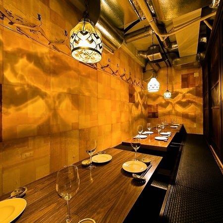 [Digging seats for 10 people] The space created by owner-focused lighting and wallpaper is a spacious private space wrapped in soft air! If you are a small group, open the door and use it as a table seat ★ Popular digging spot Is a cozy preeminent ♪ Please relax in a delicious food and relaxing space!!