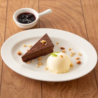 Mini chocolate gateau and ice cream ~cassis raisin sauce~
