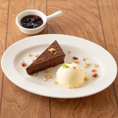 Mini chocolate gateau and ice cream ~cassis raisin sauce~