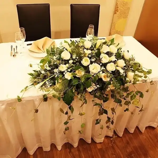 結婚式二次会や打ち上げ、記念日の大人数パーティーなど、特別な1日にふさわしい空間をご提供。大型モニターやマイク、DVDプレイヤー等、各種音響設備も完備しております。