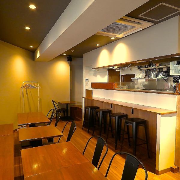 【歓迎会・送別会ご予約受付中】ゆったりとお寛ぎいただけるテーブル席は少人数でもご利用可能。飲み放題コースは2名様から承っております。貸切のご予約もお気軽にお問合せください♪落ち着いた空間で癒しのひとときをお過ごしください。
