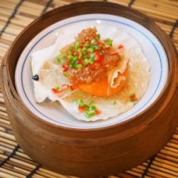 Steamed scallops with plenty of condiments