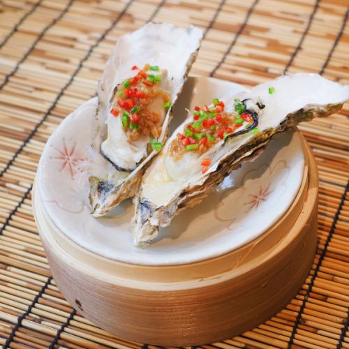 Steamed oysters with plenty of condiments