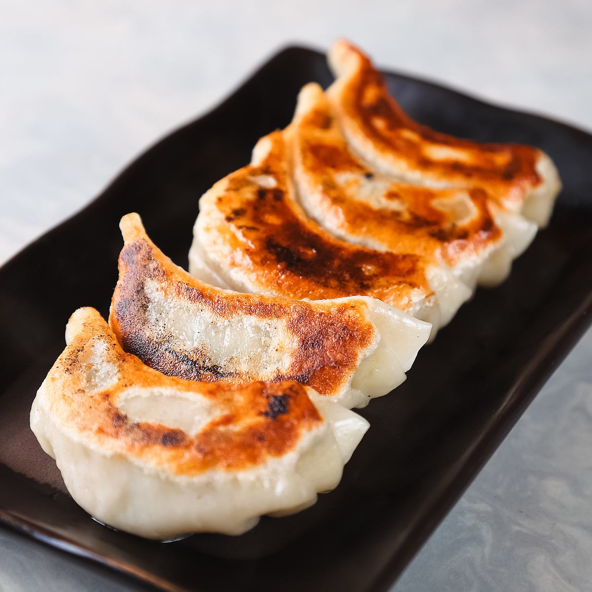 昔風の大きな餃子をみんなでつまみながらビールで乾杯♪