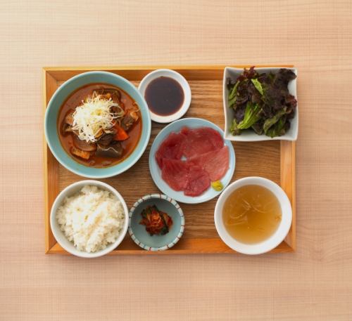 焼肉屋の手作りもつ煮込みと本マグロセット！