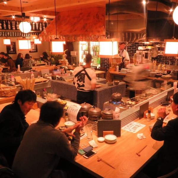 [A 30-minute walk from Odori Daily! A lively primitive charcoal bar!] Inside the store, counter seats line up to surround the charcoal grill that can be seen in the middle.A vibrant atmosphere spreads with customers and cheerful staff around you ♪ It is perfect for small groups such as friends, girls' associations, dates, etc. as well as drinking saku after work!