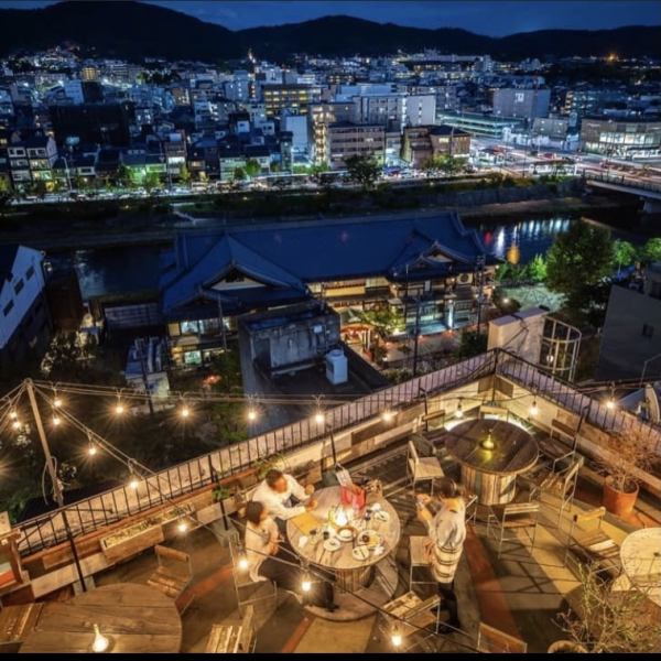 【夜景×お洒落カフェ】京都の夜景を一望できる大きな窓と、アンティーク家具に囲まれた開放感たっぷりの空間。お1人様からデート、女子会、誕生日、貸切と色々なシーンでゆったり過ごしていただけます。