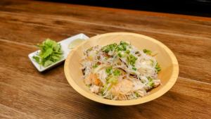 Thai vermicelli salad yam wun sen