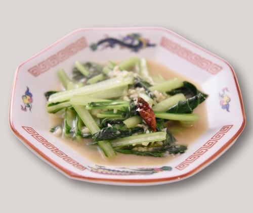 Stir-fried green vegetables and garlic over high heat