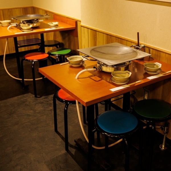 ≪テーブル席もございます☆≫4名席×2◆ゆったりとお食事を愉しんで頂くために居心地の良い空間をご提供します◎美味しい料理とお酒に酔いしれて、しっかり本音で語れる大人の隠れ家です！会話が弾む女子会やいつもの仲間との飲み会、各種ご宴会など、大切な方と過ごす際にも最適です☆皆様のご来店をお待ちしております！