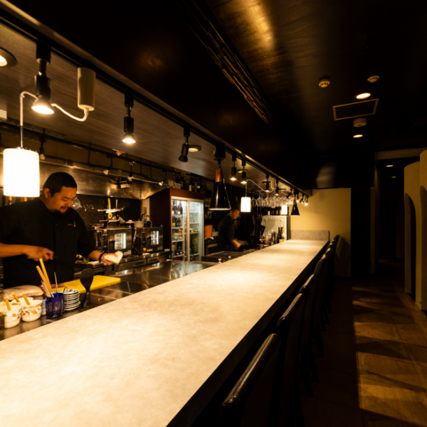 料理長の調理風景を間近に感じられるカウンター席は、まさに特等席！ご自宅のダイニングカウンターのような居心地の良さをコンセプトに設計しており、ライブ感を楽しみながらゆったりと食事の時間を過ごしていただけます◎お一人様はもちろん、デートでも会話が弾む特別な空間です。ご予約お待ちしております！
