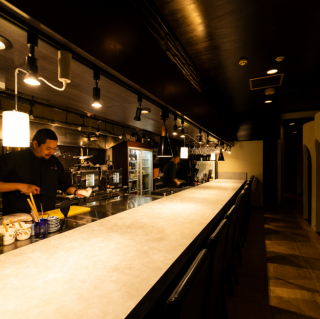 ライブ感溢れるカウンター席を10卓ご用意しております。