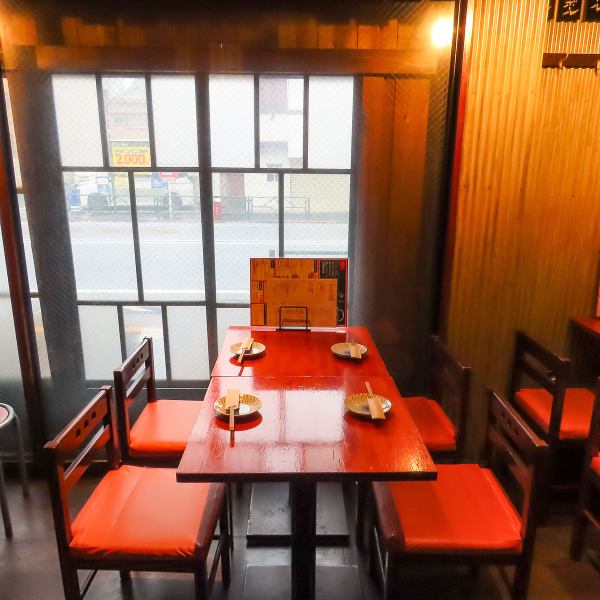 店内は木を基調にした落ち着きのあるデザインで、温かみを感じる照明や調度品が印象的。入りやすく清潔な外観と、主要駅からのアクセスも良好で便利です。スタッフの心配りと丁寧な対応が心地よく、料理を引き立てるサービス体制も充実◎居心地のよさを大切にし、快適なひとときを過ごせる工夫が随所にあります。