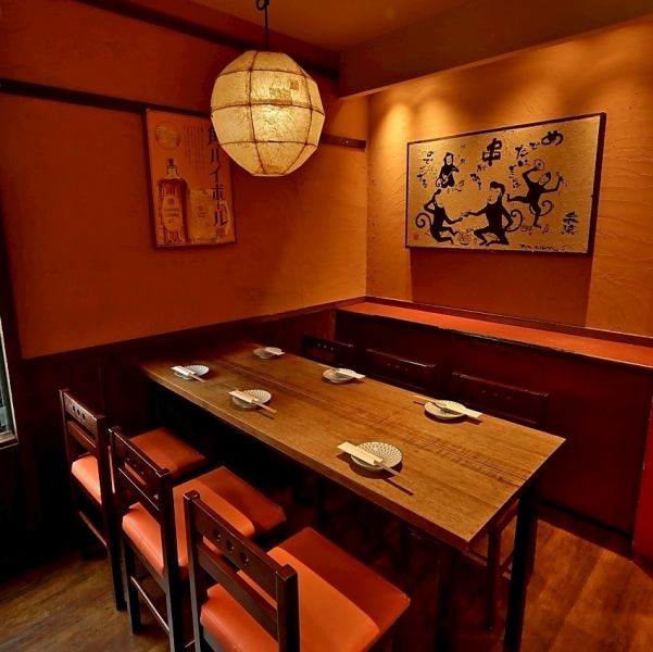 店内は木を基調にした落ち着きのあるデザインで、温かみを感じる照明や調度品が印象的。入りやすく清潔な外観と、主要駅からのアクセスも良好で便利です。店員の心配りと丁寧な対応が心地よく、料理を引き立てるサービス体制も充実◎居心地のよさを大切にし、快適なひとときを過ごせる工夫が随所にあります。