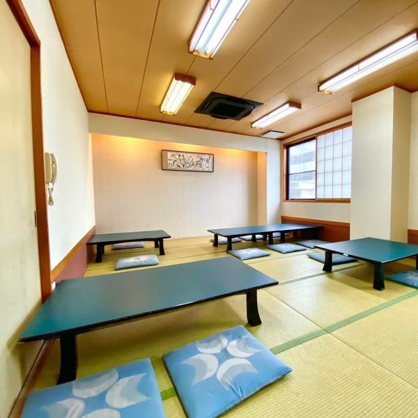 【전석 다다미의 일본식 공간] 좌석은 편안한 휴식하실 전석 다다미 방.차분한 일본식 공간에서 맛있는 생선 요리를 즐길 수 있습니다.