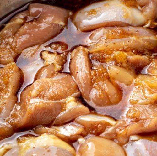 しっかり漬け込んだ当店名物の唐揚げなど人気です!