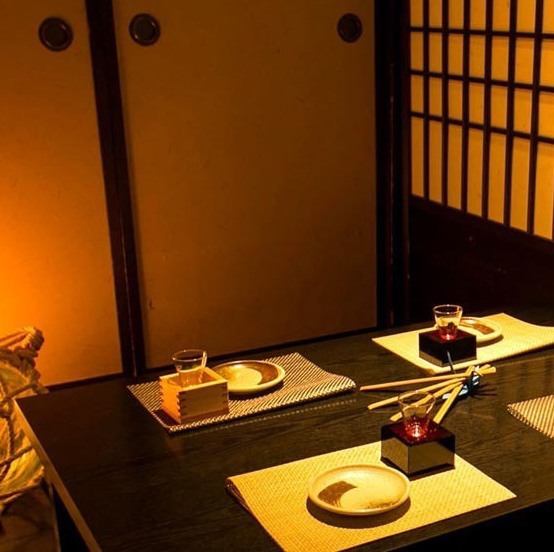 【ゆったり寛げる掘り炬燵個室有】静かな和の趣漂う掘りごたつ個室。足を伸ばしてくつろげる空間で、旬の味覚をゆったりと堪能いただけます。少人数から団体様までご利用可能です。