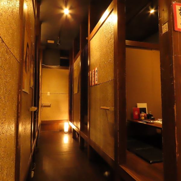 【ゆったり寛げる掘り炬燵個室有】静かな和の趣漂う掘りごたつ個室。足を伸ばしてくつろげる空間で、旬の味覚をゆったりと堪能いただけます。少人数から団体様までご利用可能です。