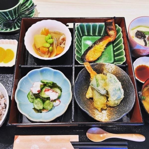 [午餐時間]芥末一湯多菜飯 1,650日元（含稅）