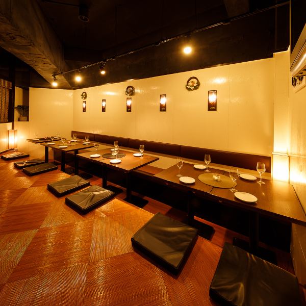 【団体様向け宴会席】団体様のご利用も大歓迎しております！当店は最大で60名様までご利用可能なので、会社宴会や打ち上げにも最適です◎広々とした空間で仲間たちと大盛り上がり間違いなし！貸切も承っておりますので人数、予算などお気軽にお問い合わせください。