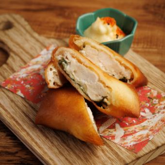 Chicken fillet and mayonnaise spring rolls