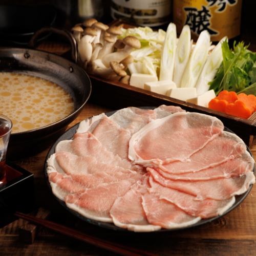 鶏白湯出汁で味わう！もち豚と薬味野菜のしゃぶしゃぶ