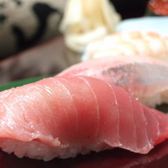 毎朝市場や漁港から直接仕入れる鮮魚のお寿司は１貫８０円～！！