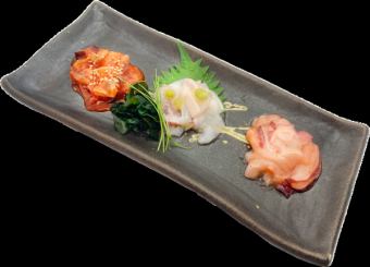 三種生章魚美食拼盤（泡菜章魚、芥末章魚和明太子章魚）