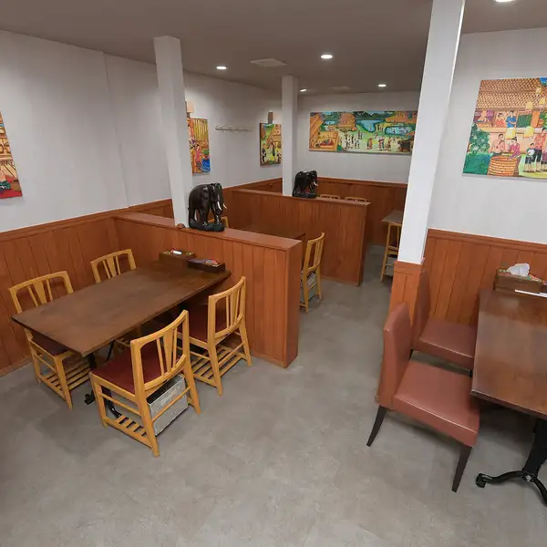 【店内の様子がひと目でわかる】壁に描かれたタイの日常に心躍るシンプル空間!お店の入口からは店内の様子がしっかり見渡せるので、初めての方でも安心して一歩を踏み出せますよ!白を基調としたシンプルな店内には、タイ人の1年間の生活を描いたカラフルな絵が飾られていて異国情緒も満点♪