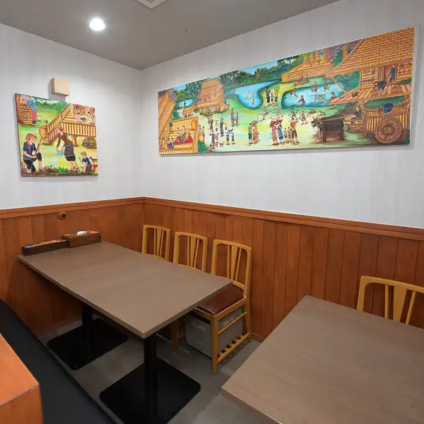 【アジア過ぎない居心地の良さ】日本の居酒屋らしさと異国情緒が絶妙にマッチ♪店内は「アジア一色」に染まりすぎていないため、どなたでも肩肘張らずにリラックスして過ごせるのが魅力です◎!日本の老舗居酒屋が持つ独特のホッとする安心感と、タイの陽気なエッセンスが綺麗に融合したお洒落な空間になっています♪