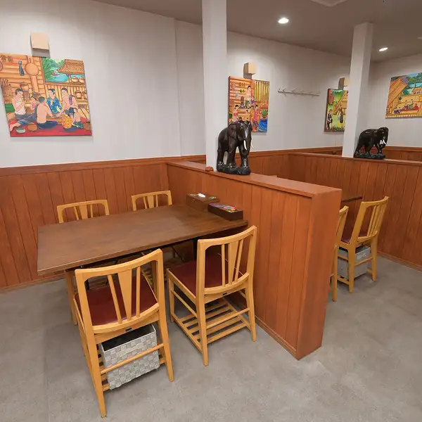 【アジア過ぎない居心地の良さ】日本の居酒屋らしさと異国情緒が絶妙にマッチ♪店内は「アジア一色」に染まりすぎていないため、どなたでも肩肘張らずにリラックスして過ごせるのが魅力です◎!日本の老舗居酒屋が持つ独特のホッとする安心感と、タイの陽気なエッセンスが綺麗に融合したお洒落な空間になっています♪