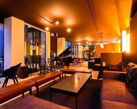 ガラス張りの入り口から１フロアな店内。座り心地の良いソファ席やテーブル充実で、デート・お一人様・パーティー‥使い方はあなた次第です...