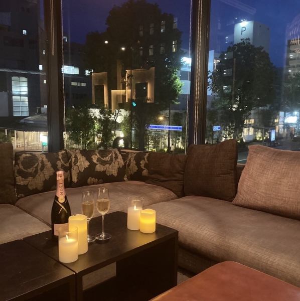 街の夜景を望む開放的な窓際ソファ席は、落ち着いた灯りと心地よいクッションに包まれた癒しの空間。グラスを片手に語らう、そんな大人の時間に最適。少人数のパーティー利用にもおすすめです。。