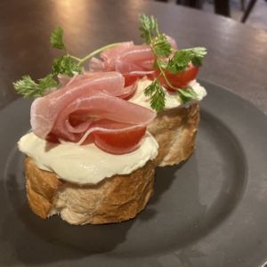 【生ハムのブルスケッタ】※コースメニューになります