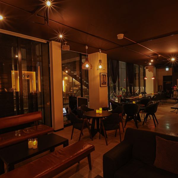 Located along Kokutai Road, "Diary" is a hideaway space for adults, equipped with a grand piano and with carefully designed interior and lighting.The entire floor can also be rented out for wedding receptions and other parties.