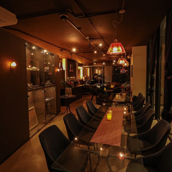 The store is one floor long and has a glass entrance.There are plenty of comfortable sofa seats and tables, so it's perfect for a date, a solo dining experience, or a party...how you use it is up to you...