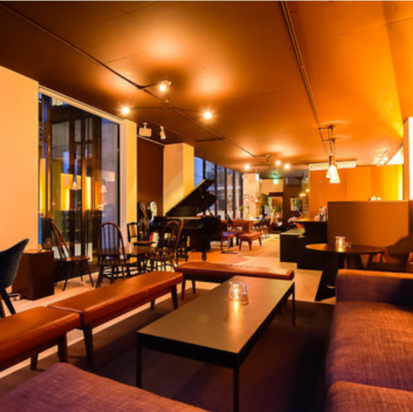 ガラス張りの入り口から1フロアな店内。座り心地の良いソファ席やテーブル充実で、結婚式二次会や、歓送迎会など様々なイベントでご利用ください♪.