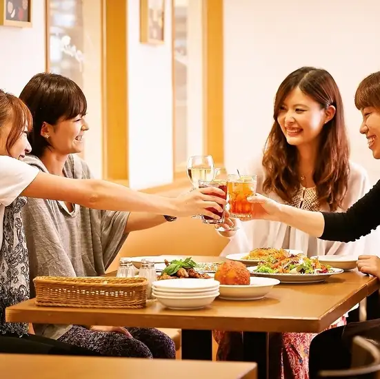 おしゃれな店内は女性のお客様中心です◎女子会にもピッタリ！