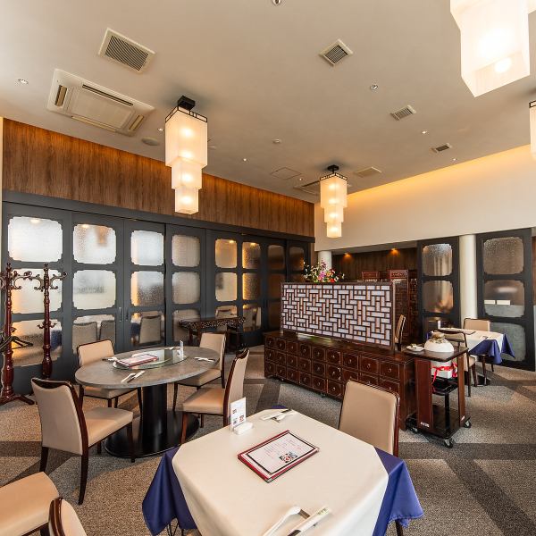 ≪店内雰囲気≫本格中華料理ながら、肩肘張らずカジュアルに楽しめるのが当店の魅力。店内は、上品で落ち着きのあるスタイリッシュな空間で、普段使いはもちろん大切な方との特別な日のお食事にも最適です。