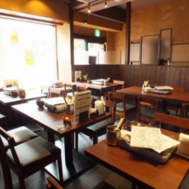 4名様のテーブルが6 席ございます。人数に応じて接続も可能ですので、お気軽にご相談ください。